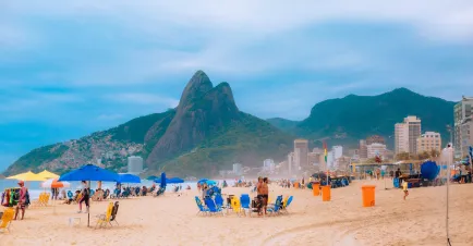 UAE Tourism 2024 - A panoramic view of a bustling cityscape with the text 'Record-Breaking Growth and Global Acclaim.