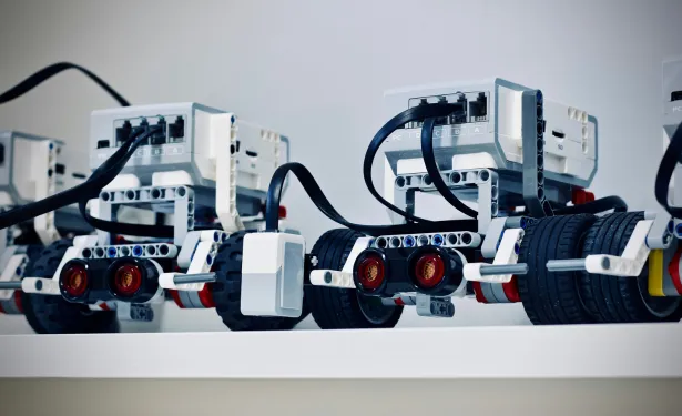 Emirates Takes Flight with Cutting-Edge Tech: Robots, VR & AI